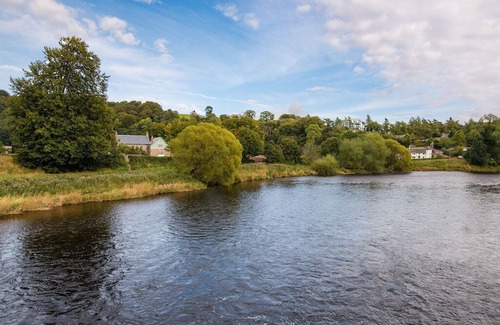 Melrose Cabin | DRYBURGH FARMHOUSE ONE - stunning riverside location, two en-suite bedrooms