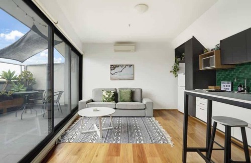 Windsor Apartment | Dual-Level St Kilda Apartment with parking
