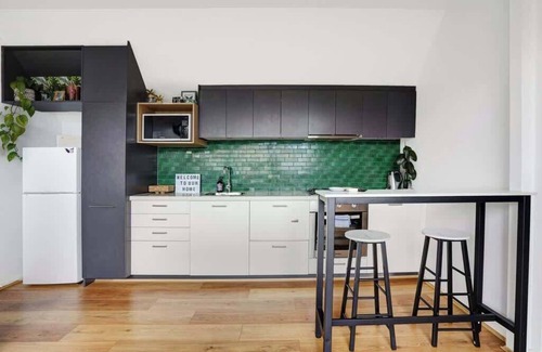 Windsor Apartment | Dual-Level St Kilda Apartment with parking