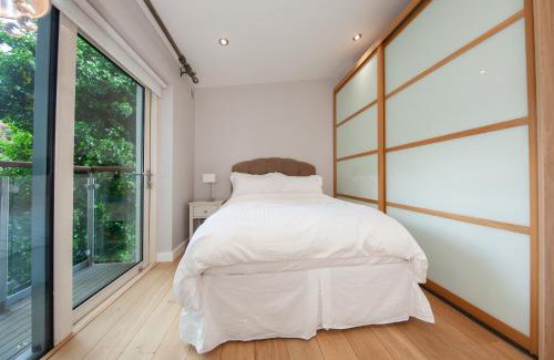 Ballsbridge House | Dublin Retreat Sleeps 6 with Parking