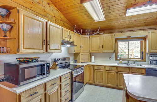 Dubois Cabin | Dubois Riverfront Lodge w/On-Site Fishing & Views
