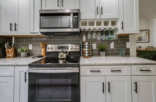 Dundee House | Duckingham Cottage: relaxing lakefront cottage on Waneta Lake with large yard