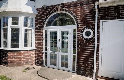 Dudley House | Dudley 6-Bed House, Sleeps 13 - Fams & Contractors