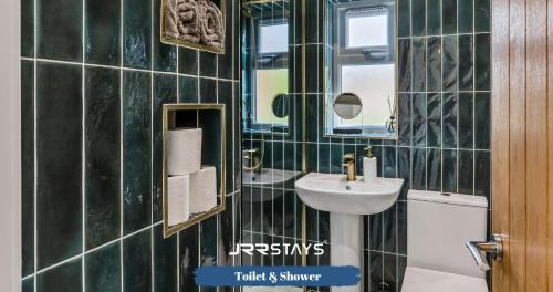 Dudley House | Dudley - Stylish 3 Bedroom Sleeps 6 Wi-Fi - JRR Stays