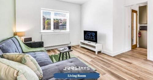 Dudley House | Dudley - Stylish 3 Bedroom Sleeps 6 Wi-Fi - JRR Stays