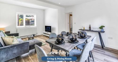 Dudley House | Dudley - Stylish 3 Bedroom Sleeps 6 Wi-Fi - JRR Stays