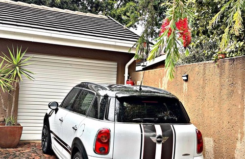 Douglasdale Apartment | Duke Mews Loft: Cozy Loft in Sandton, walking distance from Fourways Mall