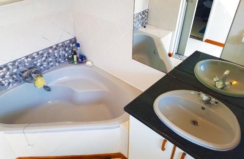 Manaba Beach Apartment | Dumela Margate Flat No 17