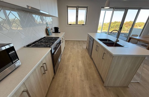 Muloowurtie House | Dune Sea - Modern 2 storey , Beachfront! Off Peak special available!