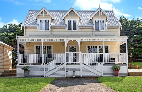 Port Fairy Cottage | Dunes - elegant beach villa with huge swim spa