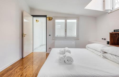 Milan Centre Apartment | Duomo3'-Skylight-IdroPool-Private-Cinema-FreePark