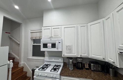 Columbia Heights Apartment | Duplex 2-Bdrms, 1-Den, 2-Baths & 2 Miles North Of The White House