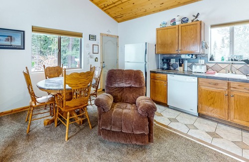 Yosemite West House | Duplex upper level with prime location in Yosemite National Park