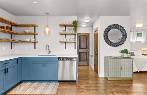 Carbondale Apartment | Dwell Well on Main - Best Deck in Carbondale!