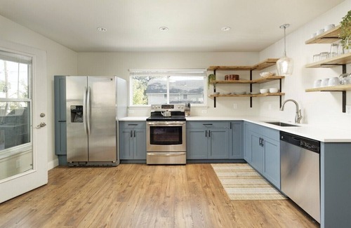 Carbondale Apartment | Dwell Well on Main - Best Deck in Carbondale!