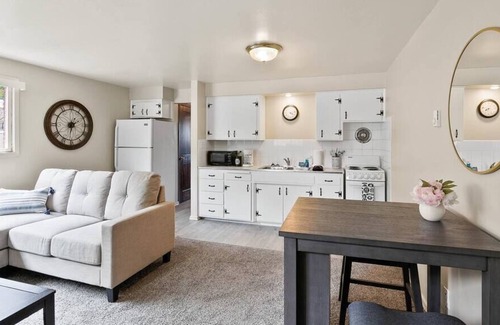 Cliff - Cannon Apartment | Dwntwn / Blocks to Hospitals / Kitchen / WIFI / TV