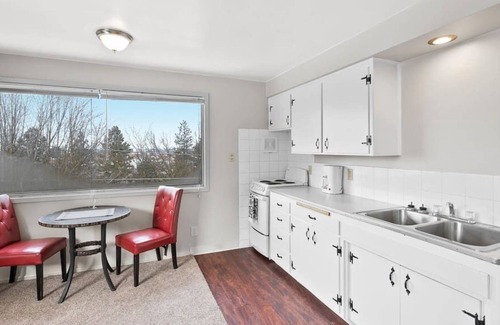 Cliff - Cannon Apartment | Dwntwn / Walk to Hospitals / Kitchen / WIFI / TV