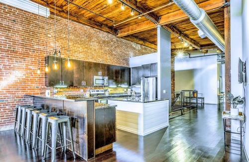 Downtown West Apartment | DWTN Penthouse Loft★Balcony★Pets Welcome★Parking