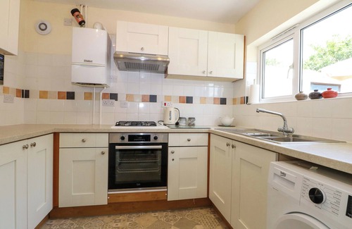 Burmarsh Cottage | DYMCHURCH BUNGALOW, pet friendly, with a garden in Dymchurch