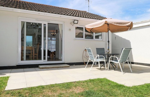 Burmarsh Cottage | DYMCHURCH BUNGALOW, pet friendly, with a garden in Dymchurch