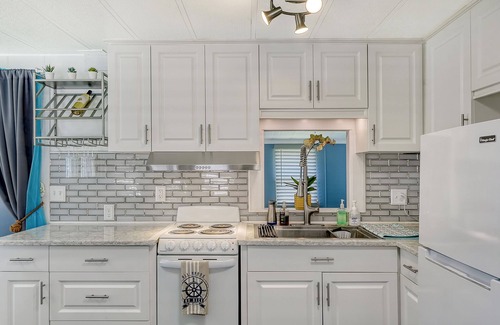 Palmetto House | E-Fireplace, Pools, Gym, Pool Tables, Pickleball, Ping Pong, No Cleaning Fee!