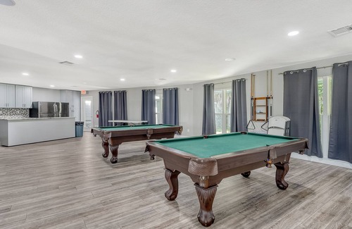 Palmetto House | E-Fireplace, Pools, Gym, Pool Tables, Pickleball, Ping Pong, No Cleaning Fee!
