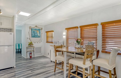 Palmetto House | E-Fireplace, Pools, Gym, Pool Tables, Pickleball, Ping Pong, No Cleaning Fee!