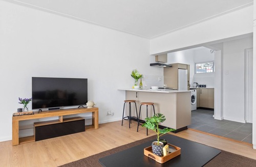 Three Anchor Bay Apartment | E1 Ventnor House - Studio Apartment, Sleeps 2
