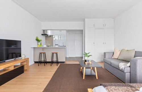 Three Anchor Bay Apartment | E1 Ventnor House - Studio Apartment, Sleeps 2