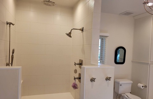 Neenah House | EAA Rental 6 bed 5 bath