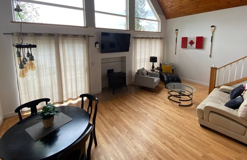 Blind Bay House | EAGLE BAY SEMI-LAKEFRONT - 2 PRIVATE SUITES - KING BEDS - LAKE ACCESS