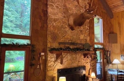 Forks Apartment | Eagle Cottage Room near Olympic National Park