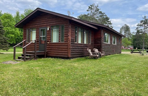 Winter Cabin | EAGLE LODGE - Large log cabin on the E. Fork of Chippewa River