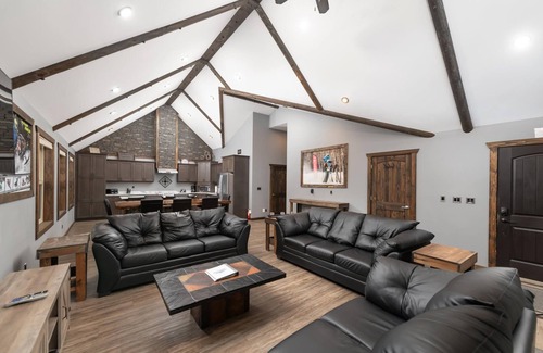 Valemount House | Eagle Nest Cabin Rental