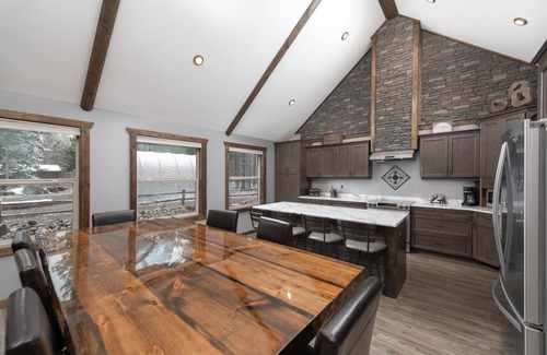 Valemount House | Eagle Nest Cabin Rental