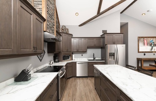 Valemount House | Eagle Nest Cabin Rental