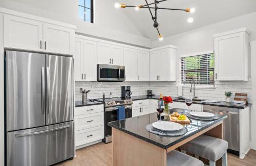 Fredericksburg House | Eagle's Hub - Hot Tub 5 Min to Main