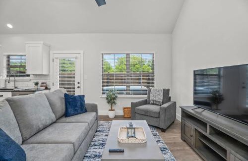 Fredericksburg House | Eagle's Hub - Hot Tub 5 Min to Main