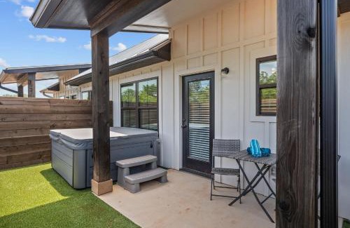 Fredericksburg House | Eagle's Hub - Hot Tub 5 Min to Main