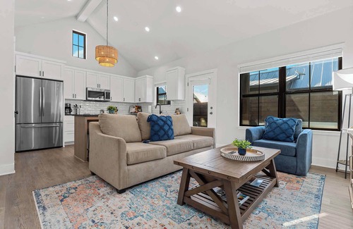 Fredericksburg House | Eagle's Landing 104 - Couples getaway with Hot Tub