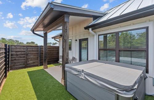 Fredericksburg House | Eagle's Villa - Hot Tub 5 Min to Main