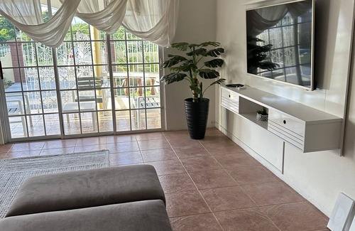 Albion House | "Eagles Nest Villa" ALL AC/TV/Fans, Luxury, Modern Home