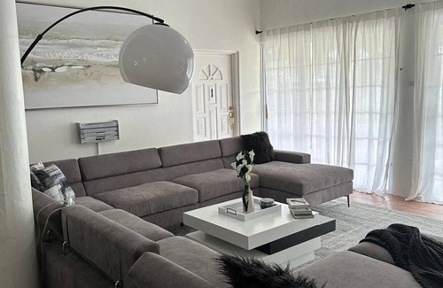 Albion House | "Eagles Nest Villa" ALL AC/TV/Fans, Luxury, Modern Home