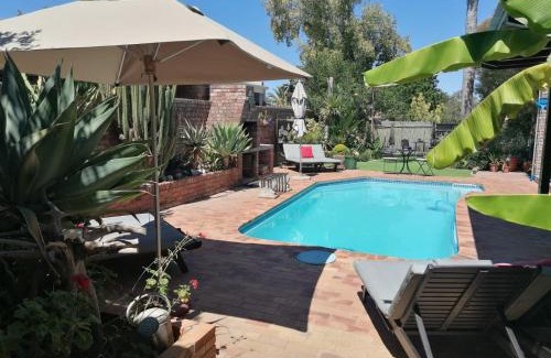 Oudtshoorn Bed & Breakfast | Earthbound Guest House