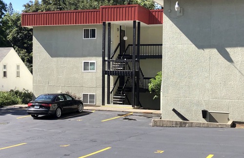 Cliff - Cannon Apartment | Ease of access lower South Hill location close to freeway and downtown access.