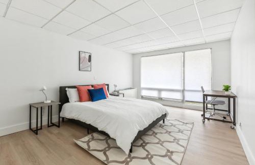 Central Business District Apartment | East 120 I Modern Refinished Apt Downtown I Gym