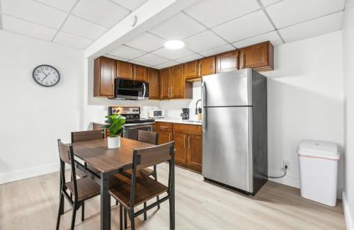 Central Business District Apartment | East 120 I Modern Refinished Apt Downtown I Gym