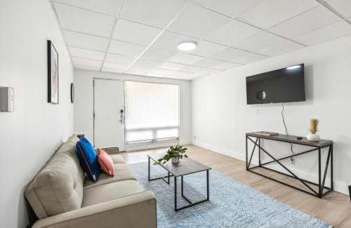 Central Business District Apartment | East 120 I Modern Refinished Apt Downtown I Gym