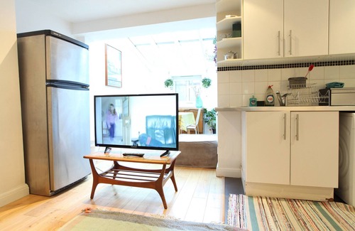 East Finchley Apartment | East Finchley London N2, Large Apartment, Private Entrance, 5 mins Tube station