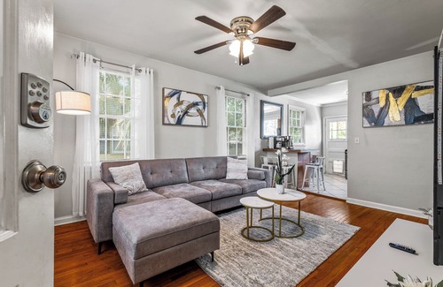 Southeast Pensacola Villa | East Hill Manor w/2 Kitchens Near Beach & Downtown